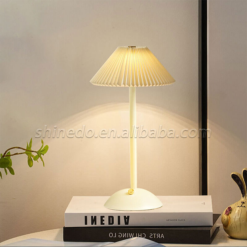 Decorative desk lamp Light luxury Nordic simple retro bedroom European homestay American metal bedside nightlight SD-SR570