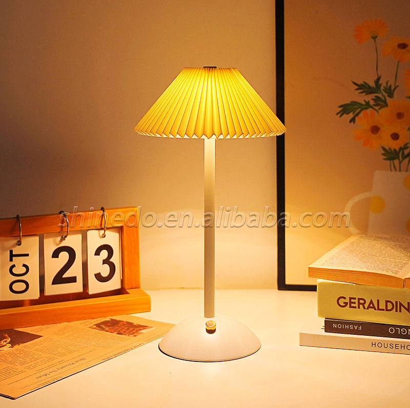 Decorative desk lamp Light luxury Nordic simple retro bedroom European homestay American metal bedside nightlight SD-SR570