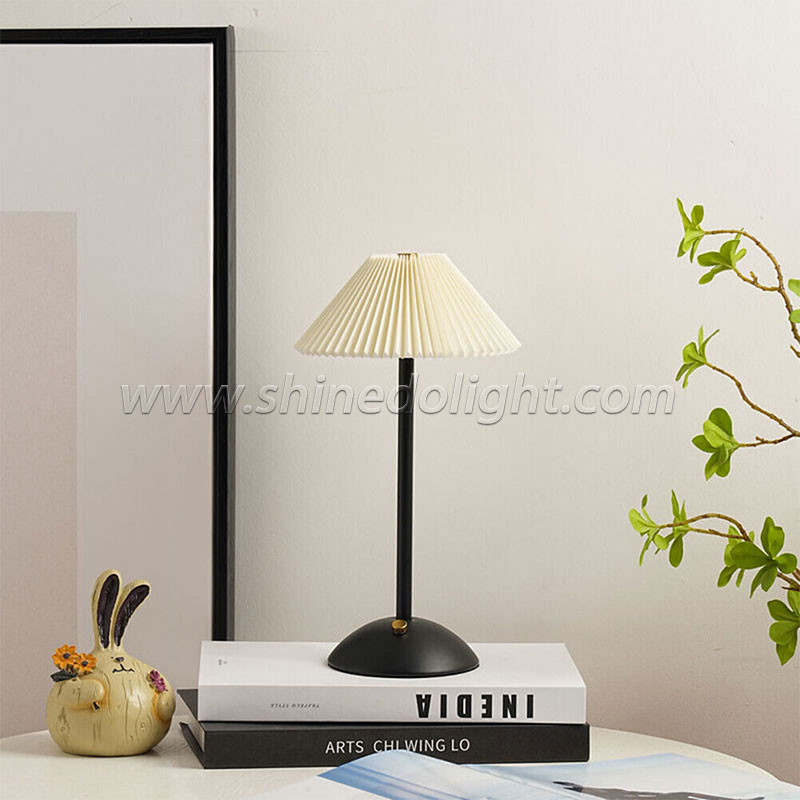 Decorative desk lamp Light luxury Nordic simple retro bedroom European homestay American metal bedside nightlight SD-SR570